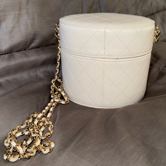 Authentic Chanel White Quilted Vanity Case Bag with Gold Hardware - Picture 4 of 9